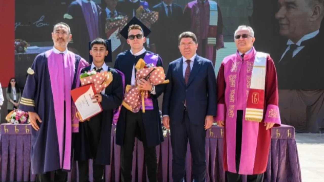 Bakan Tunç, hukuk ve iletişimcilerin heyecanına ortak oldu -
