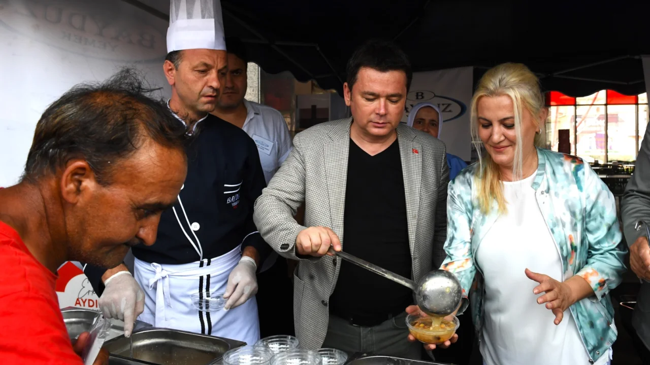 Başkan Aydın, kazanın başına geçti aşure dağıttı -