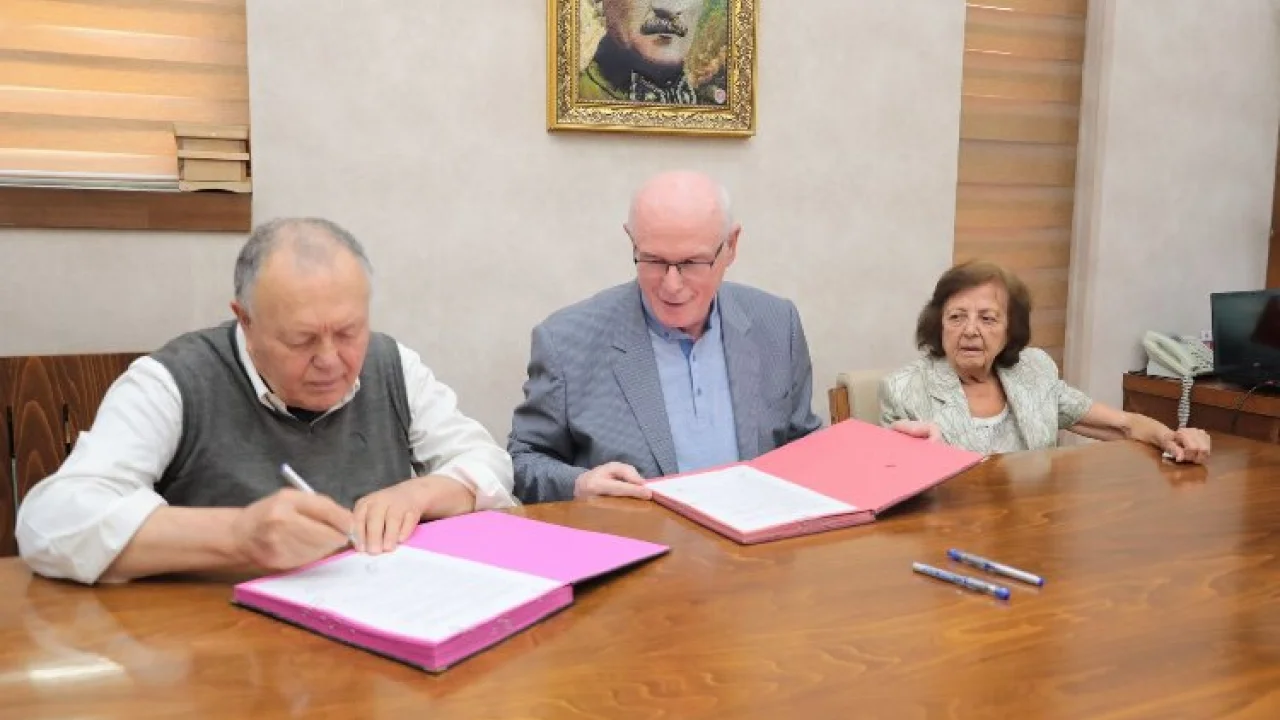 Başkan Kurt Alzheimer merkezi için Yüksel çifti ile protokol imzaladı -