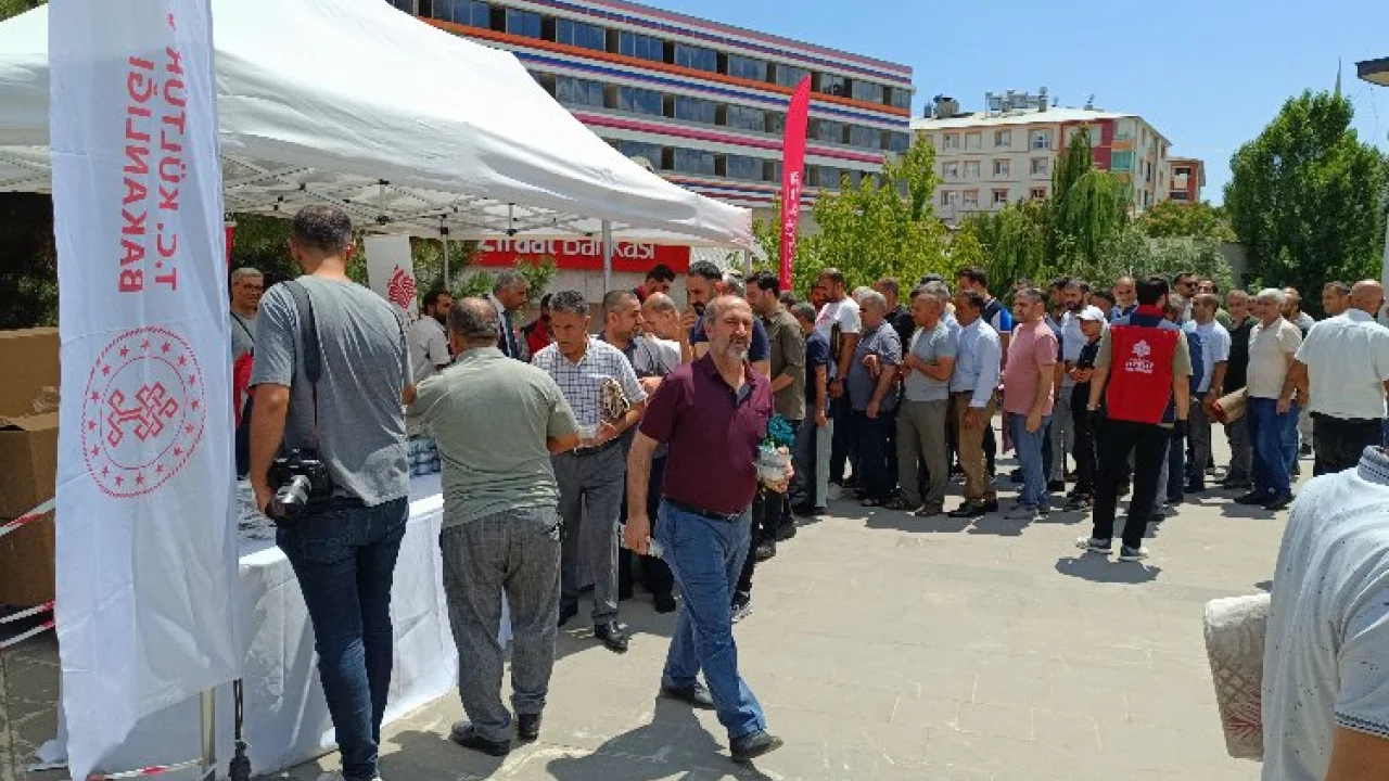 Bingöl’de Cuma namazı çıkışında aşure dağıtıldı -