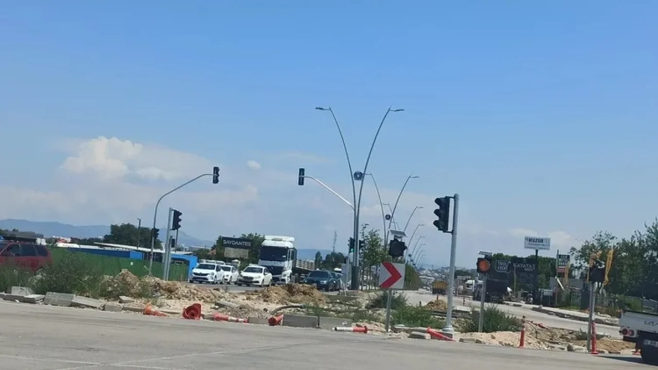 Bitmeyen Çalı Kavşağı trafikte zor anlara neden oluyor -