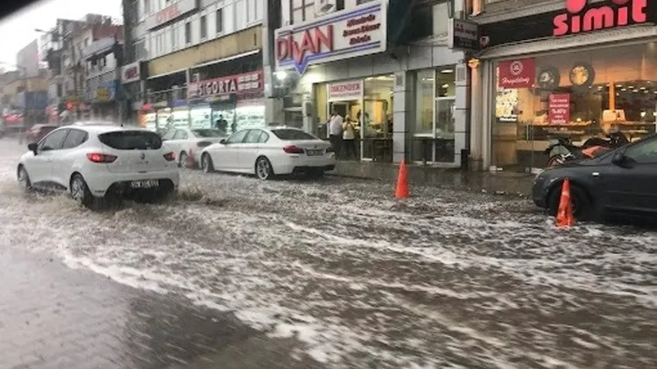Bursa'da cadde ve sokaklar göle döndü -