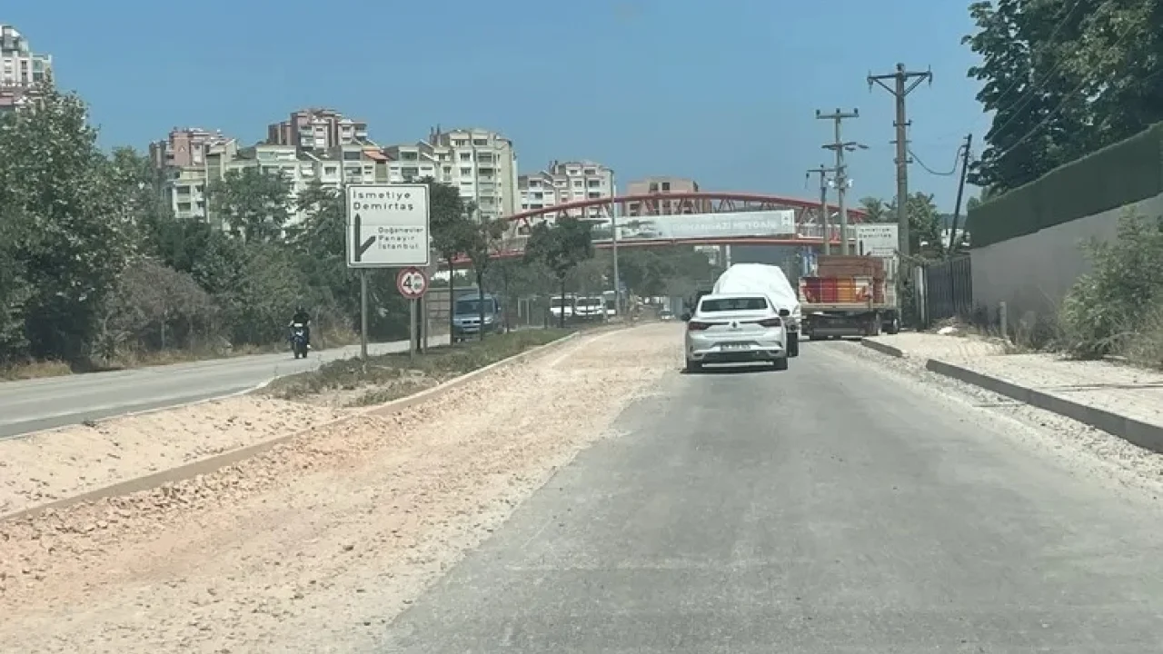 Bursa'da uyarı levhasız yol çalışması sürücüleri isyan ettiriyor -