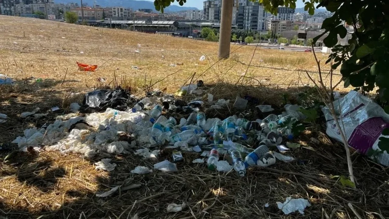 Bursa'daki boş arazi çöp yuvası oldu -