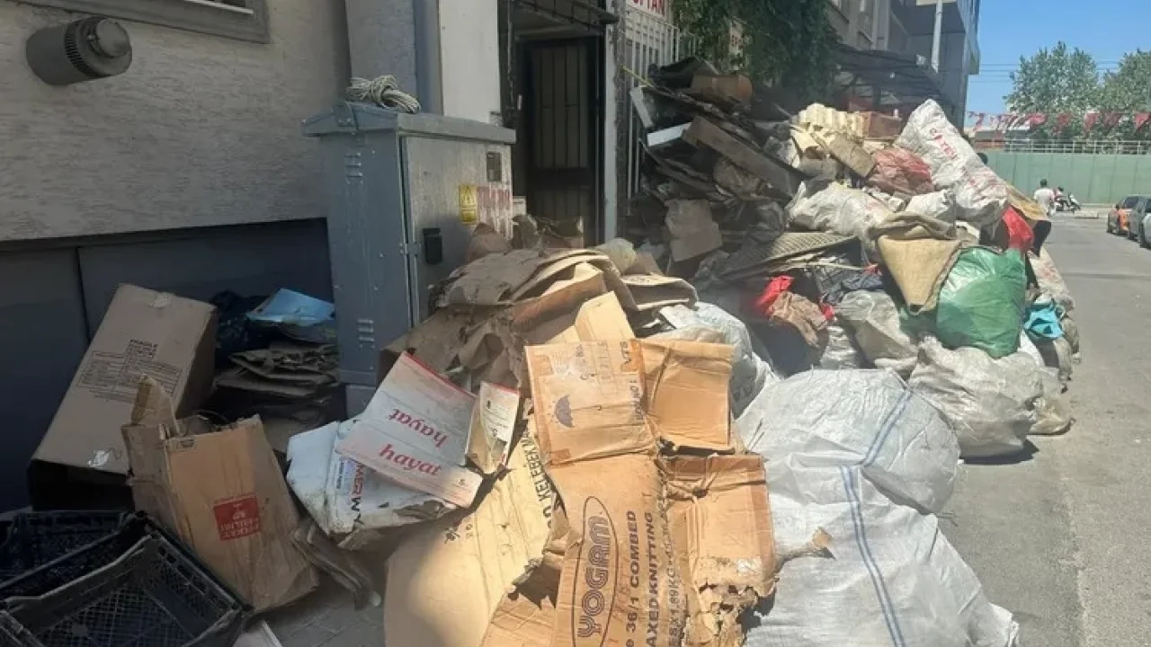 Dairesi çöplerle dolunca yenilerini biriktirmek için dükkan tutmuş -