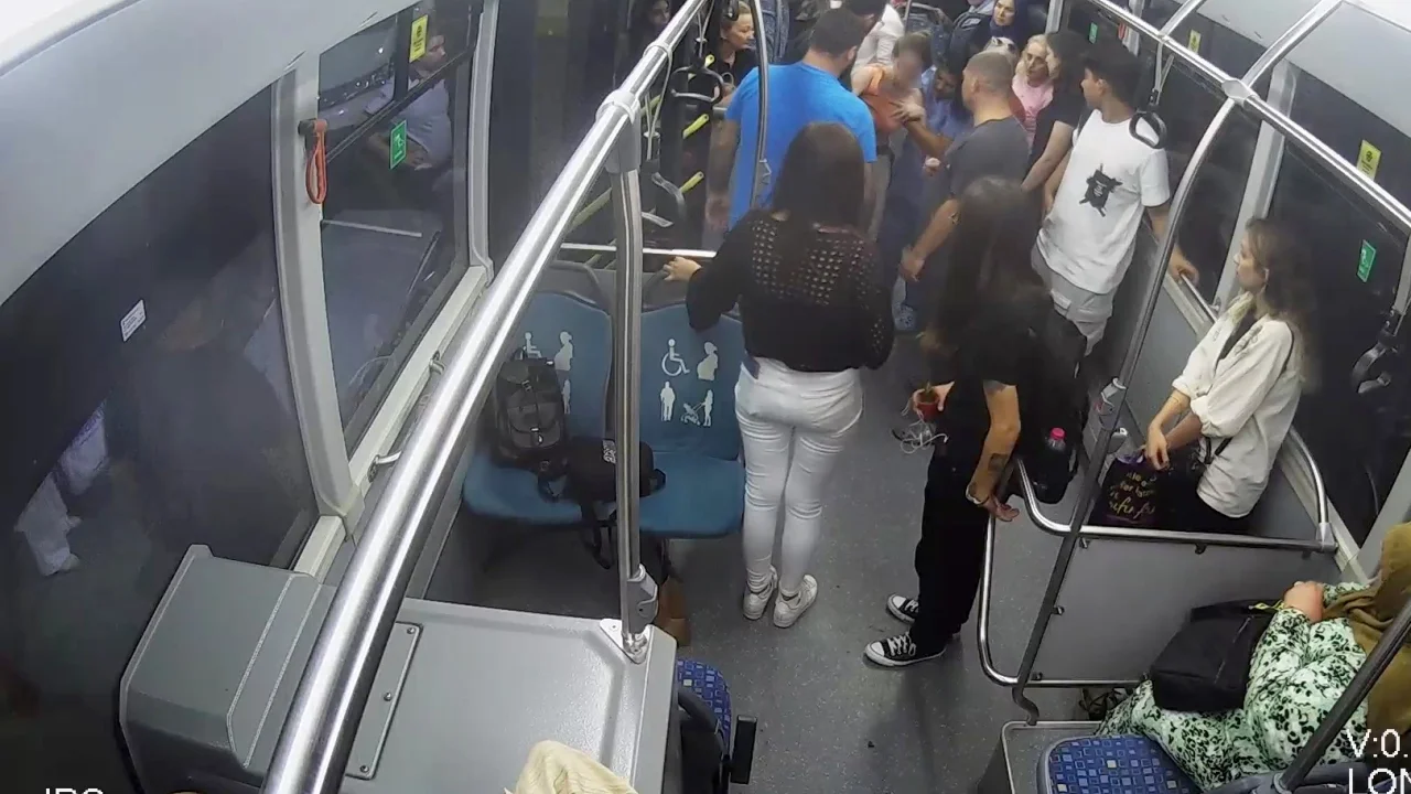 Fenalaşan yolcu için direksiyonu hastaneye çevirdi -
