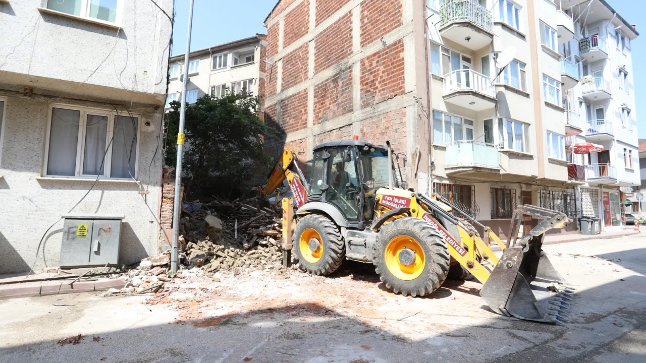 İnegöl'de metruk binalar tek tek yıkılıyor -