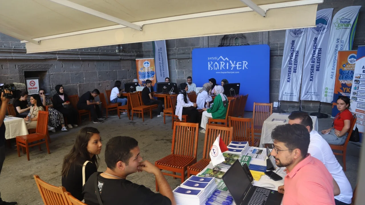 KAYMEK üniversite adaylarının elinden tutuyor -