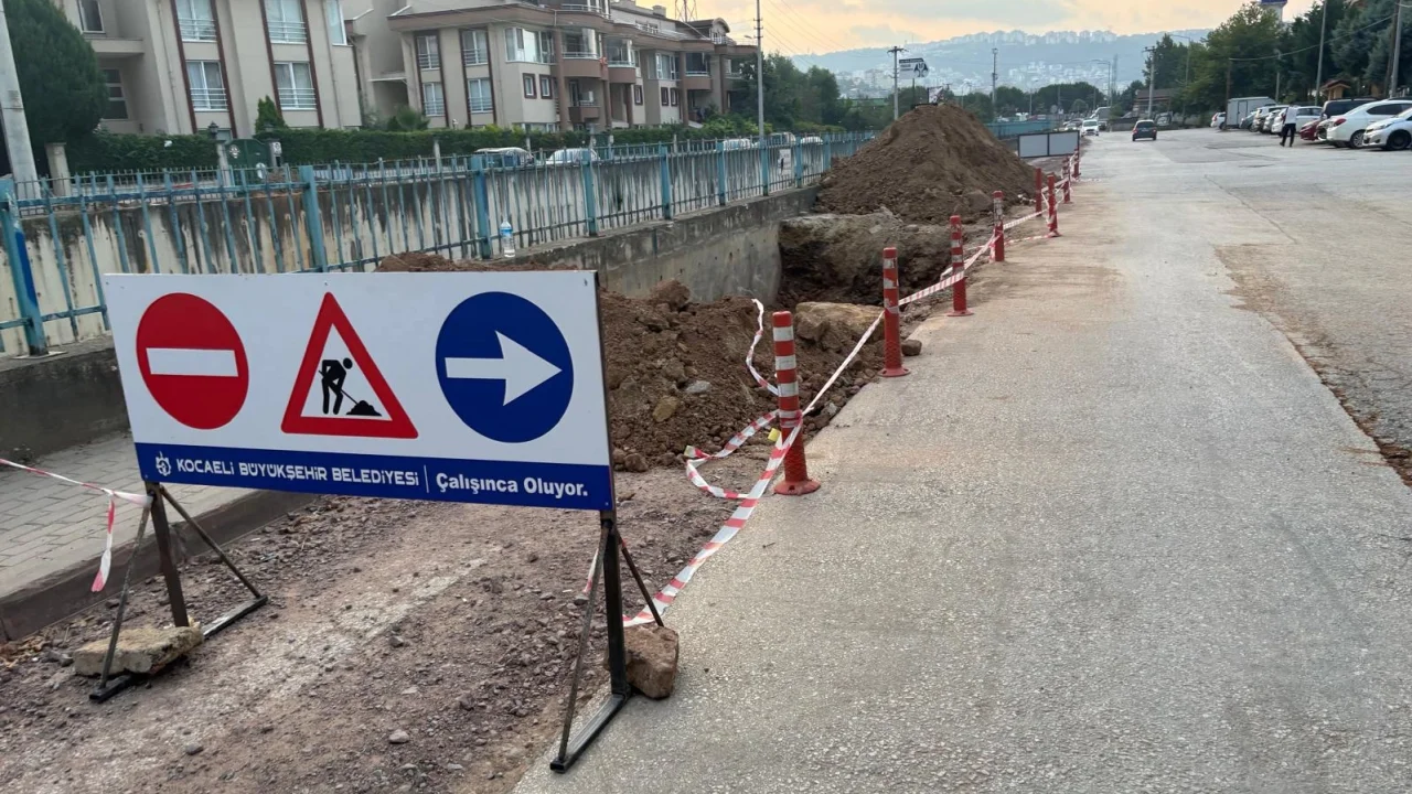 Kocaeli'de Akarca deresi üzerine yaya köprüsü hazırlığı -