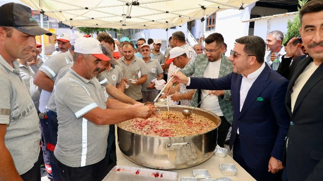 Nevşehir'de belediye personeline aşure ikramı -
