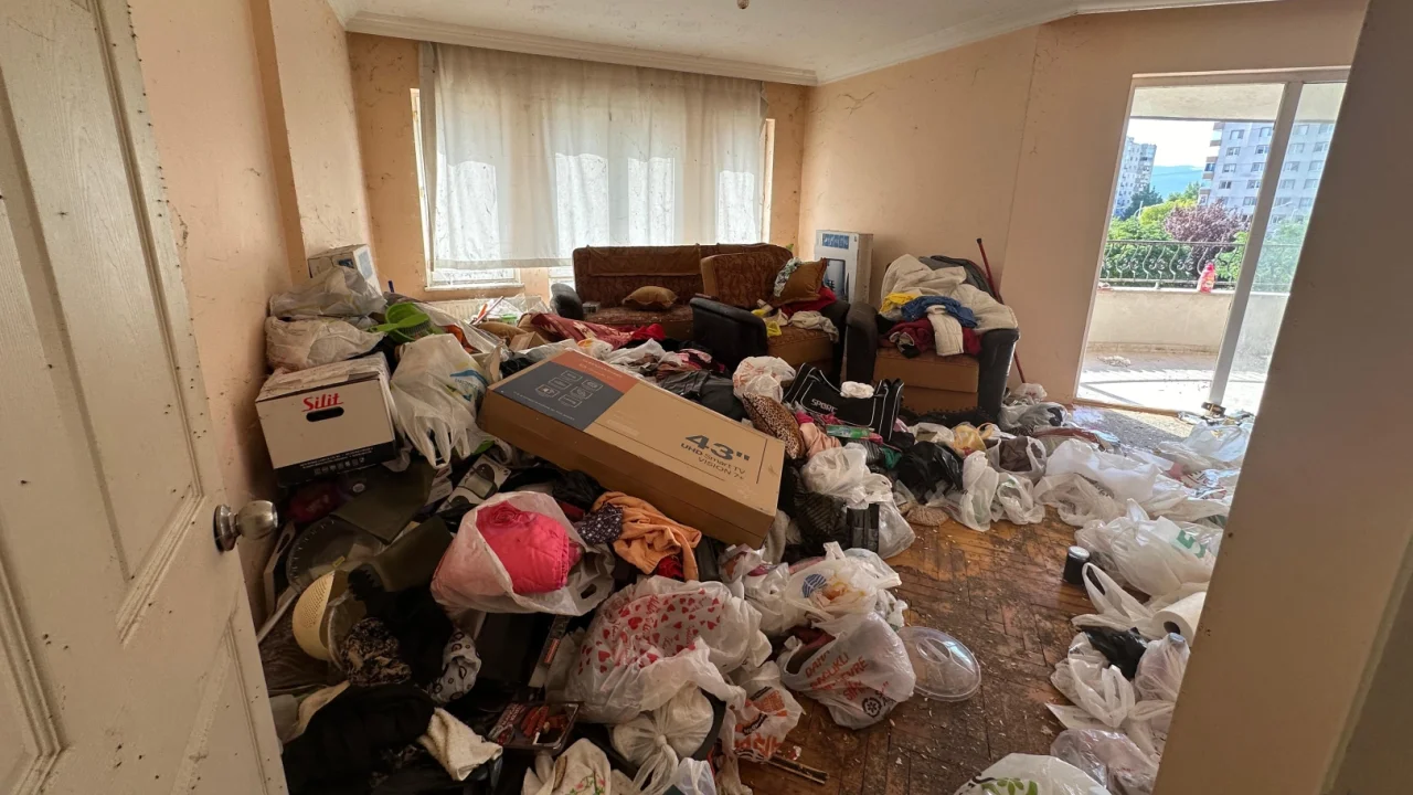 Nilüfer'de bu evden tonlarca çöp çıktı -