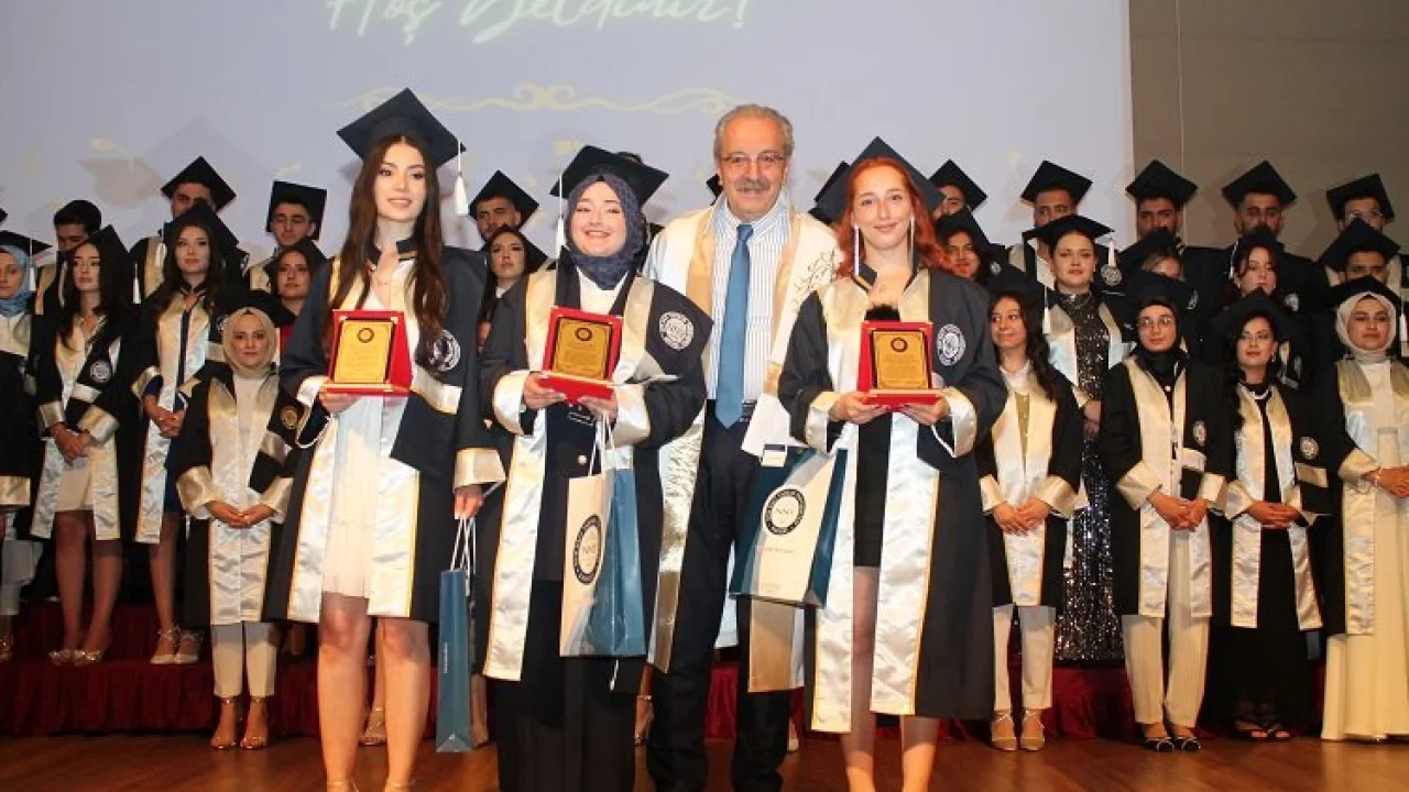 NNYÜ İktisadi Ve İdari Bilimler Fakültesi yeni mezunlarını verdi -