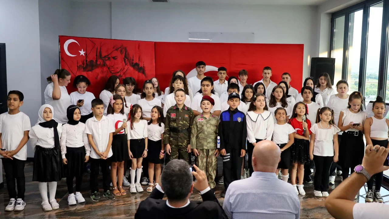 Sakarya'da ay yıldızlı bayraklarla süslenen vadiden anlamlı mesaj -