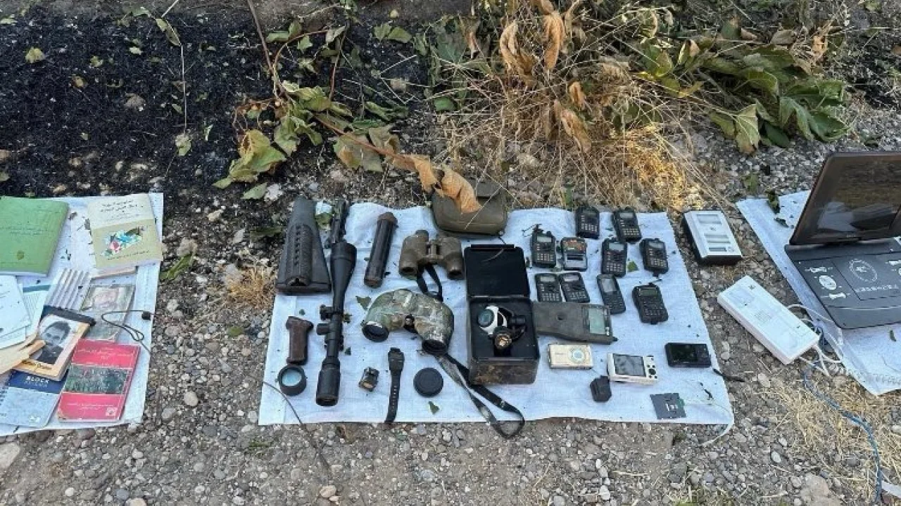 Teröristlerce tuzaklanan evlerde silah ve mühimmat ele geçirildi -