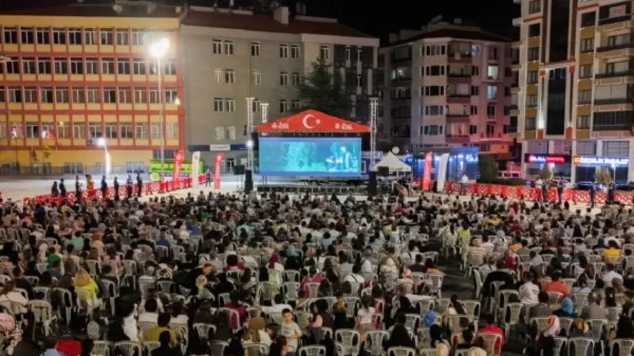 Açık hava sinema kapalı gişe oynuyor! -