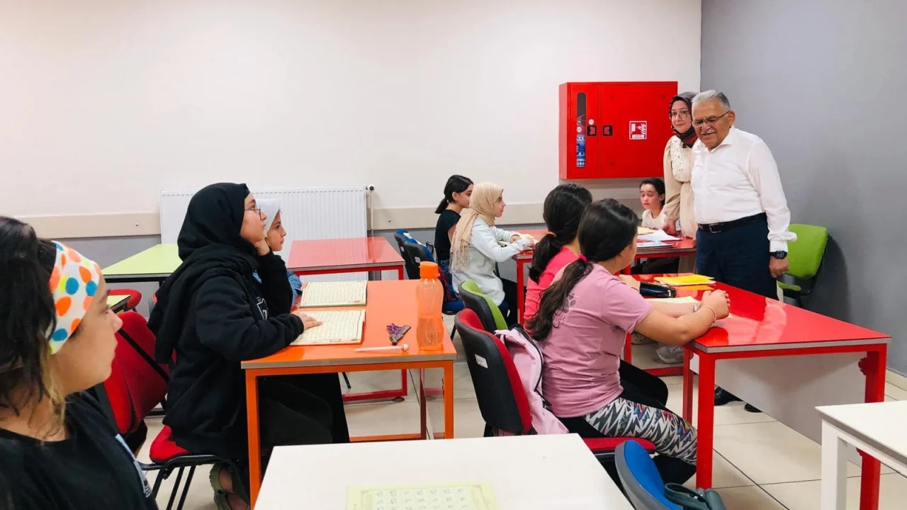 Başkan Büyükkılıç’tan KAYMEK Gençlik Merkezi’ne çat kapı ziyaret -