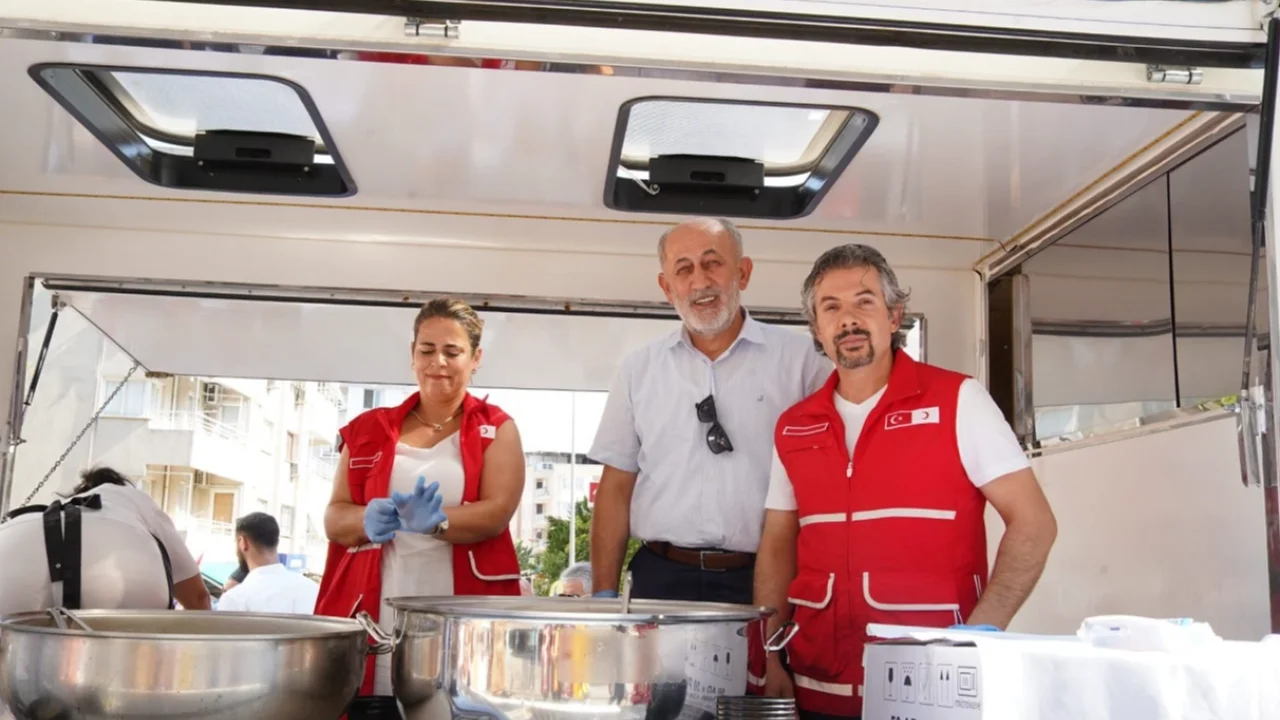 Bayraklı Kızılay Şubesi aşure etkinliği düzenledi -