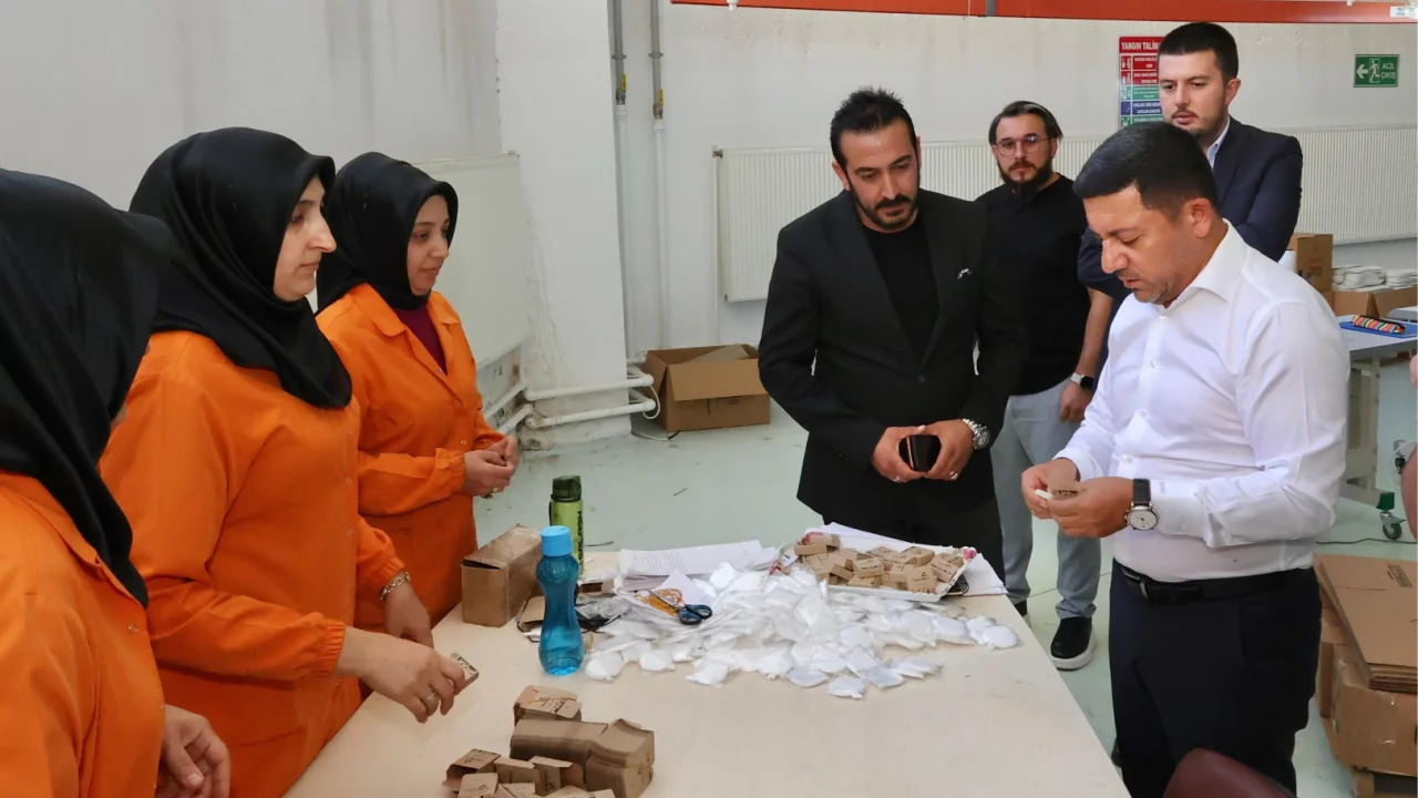 Belediye Başkanı Arı, Nissa Buklet Fabrikası’nda incelemelerde bulundu -