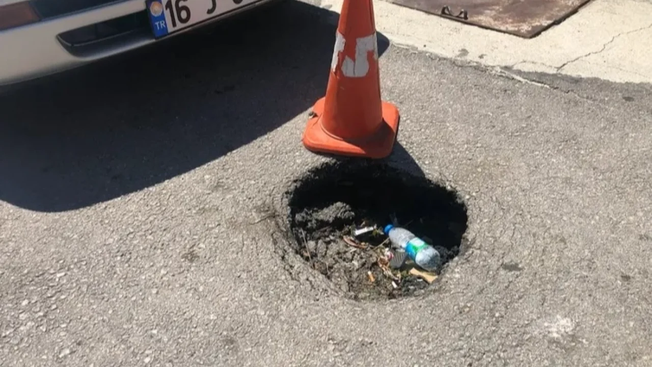 Bursa Üçevler’de yolda oluşan çökme her geçen gün büyüyor -