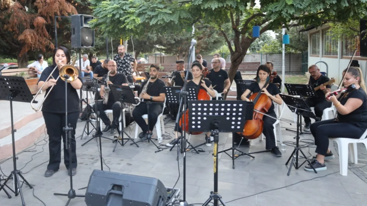 İzmit’te Yaz Akşamları Türkçe Pop konseriyle devam etti  -