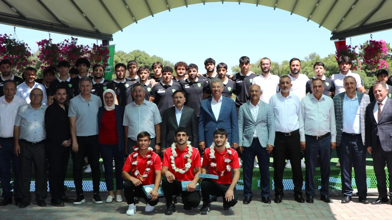 Kayseri Şekersporlu mili güreşçiler için ödül töreni -