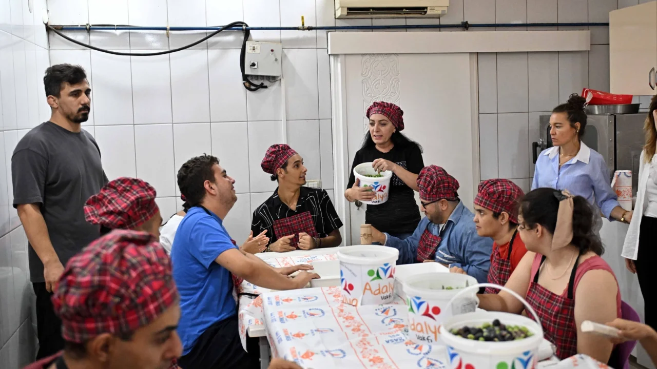 Antalya'da özel çocuklardan bahçeden sofraya zeytin üretimi -