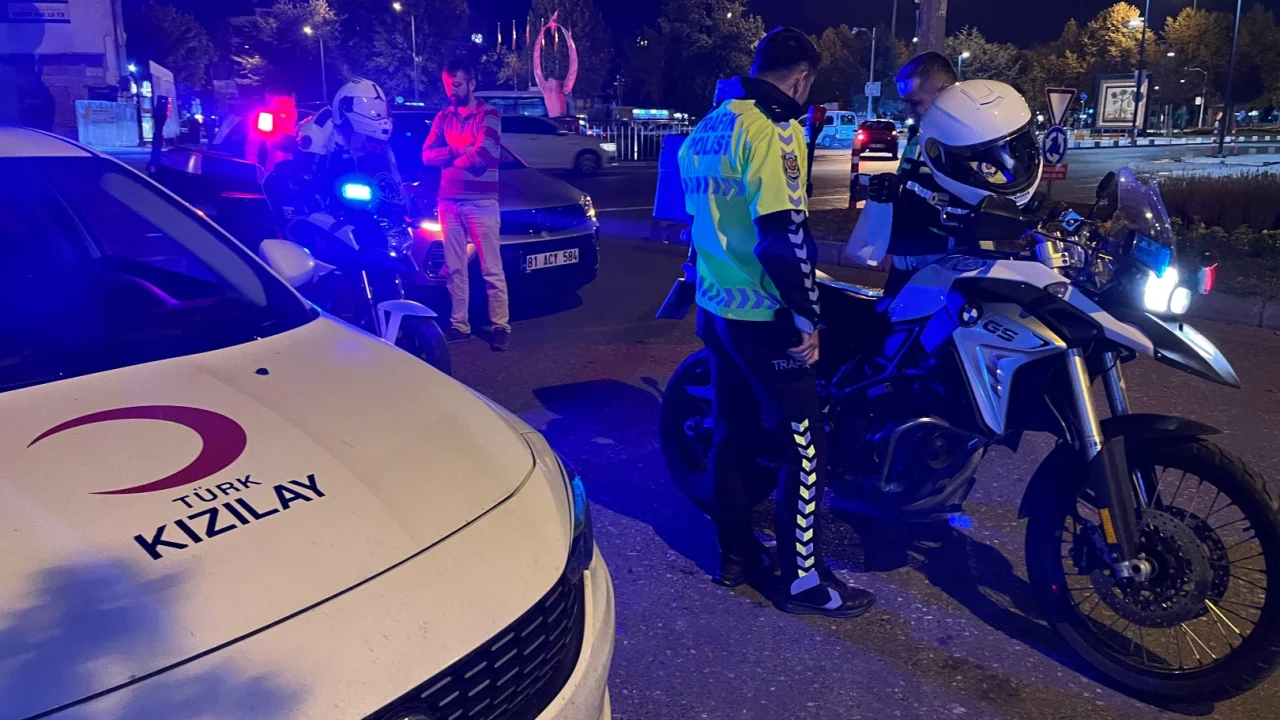 Düzce'de alkollü sürücü polis motosikletine çarptı! -