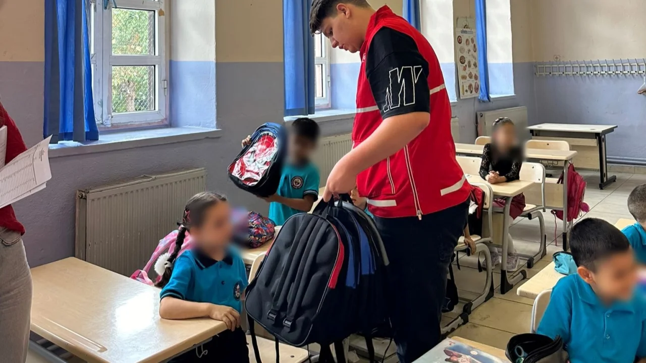 İzmir Konak'ta Kızılay'dan öğrencilere destek -