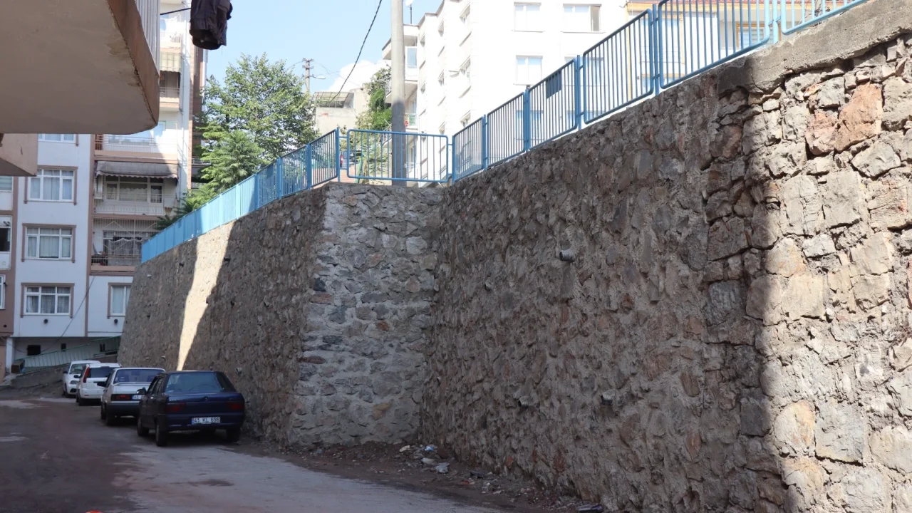 İzmit Belediyesi Zabıtan’da güvenliği sağlayan yeni duvarı tamamladı -