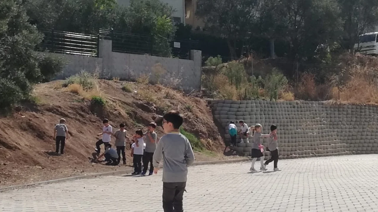 Mudanya'da yarım bırakılan bahçe duvarı öğrenciler için tehlike oluşturuyor -