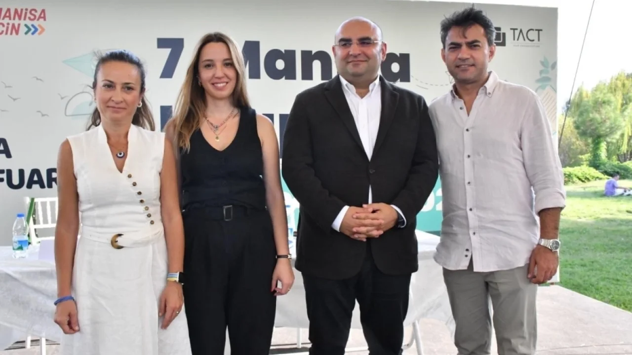 Ünlü yazarlar Manisa'da okurlarıyla buluştu -