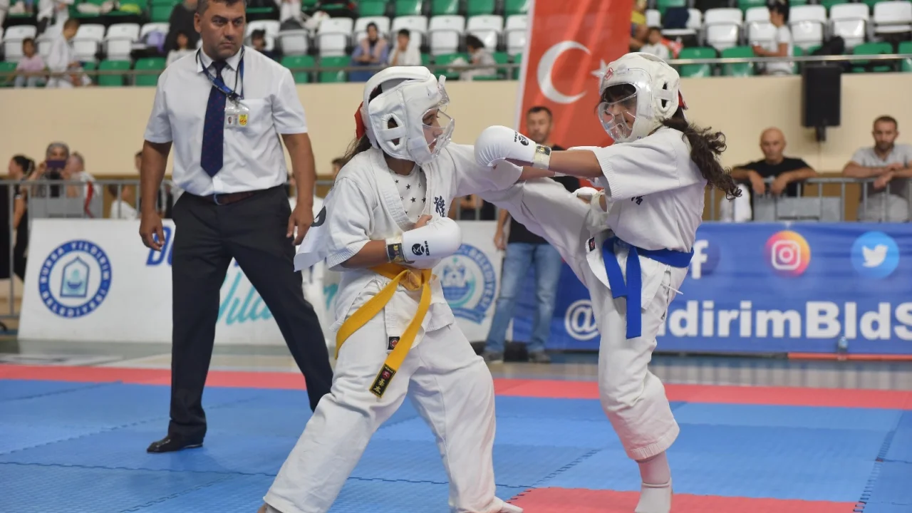 Yıldırımlı karateciler başarıya doymuyor -