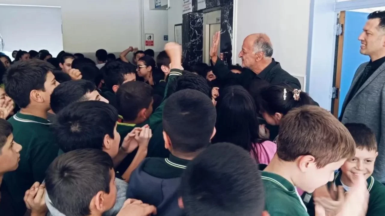 42 yıllık öğretmene Malatya'da duygulandıran veda -
