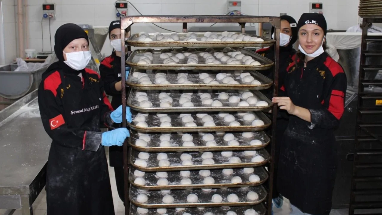 Aksaray'da liseli öğrenciler ekmek üretiyor -