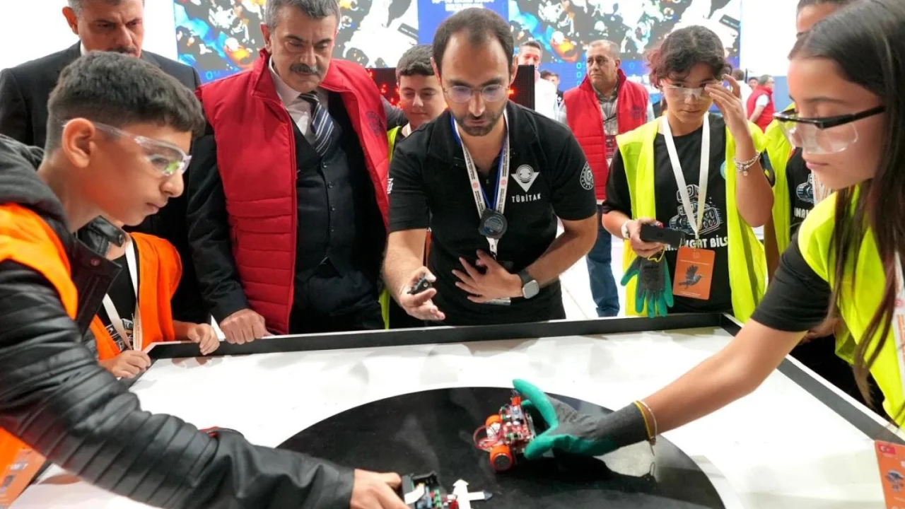 Bakan Tekin, MEB Robot Yarışması'nda -