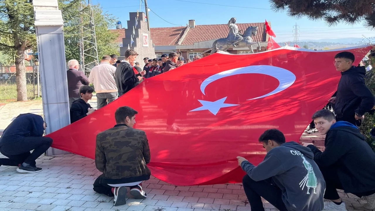 Bilecik'te "Cumhuriyetin 101. Yılı ve Şehitler İçin Gençlik Yürüyüşü" düzenlendi -