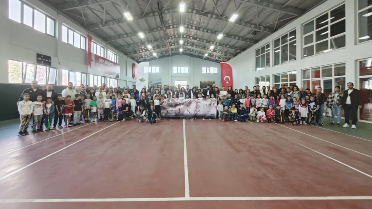 Geleceğin şampiyon raketleri korta çıktı -