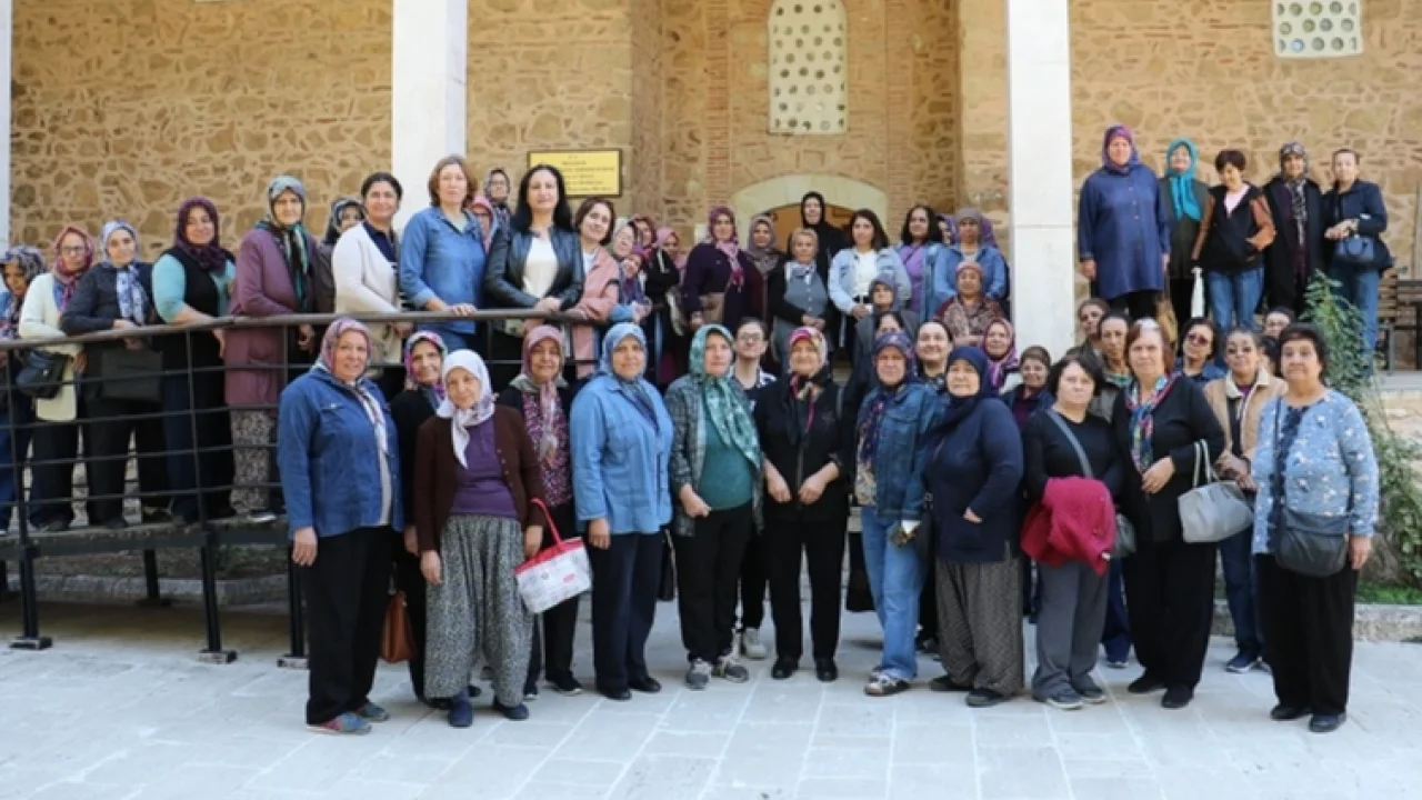 Gölmarmara’dan 98 kişilik kadın kafilesi Manisa’yı gezdi -