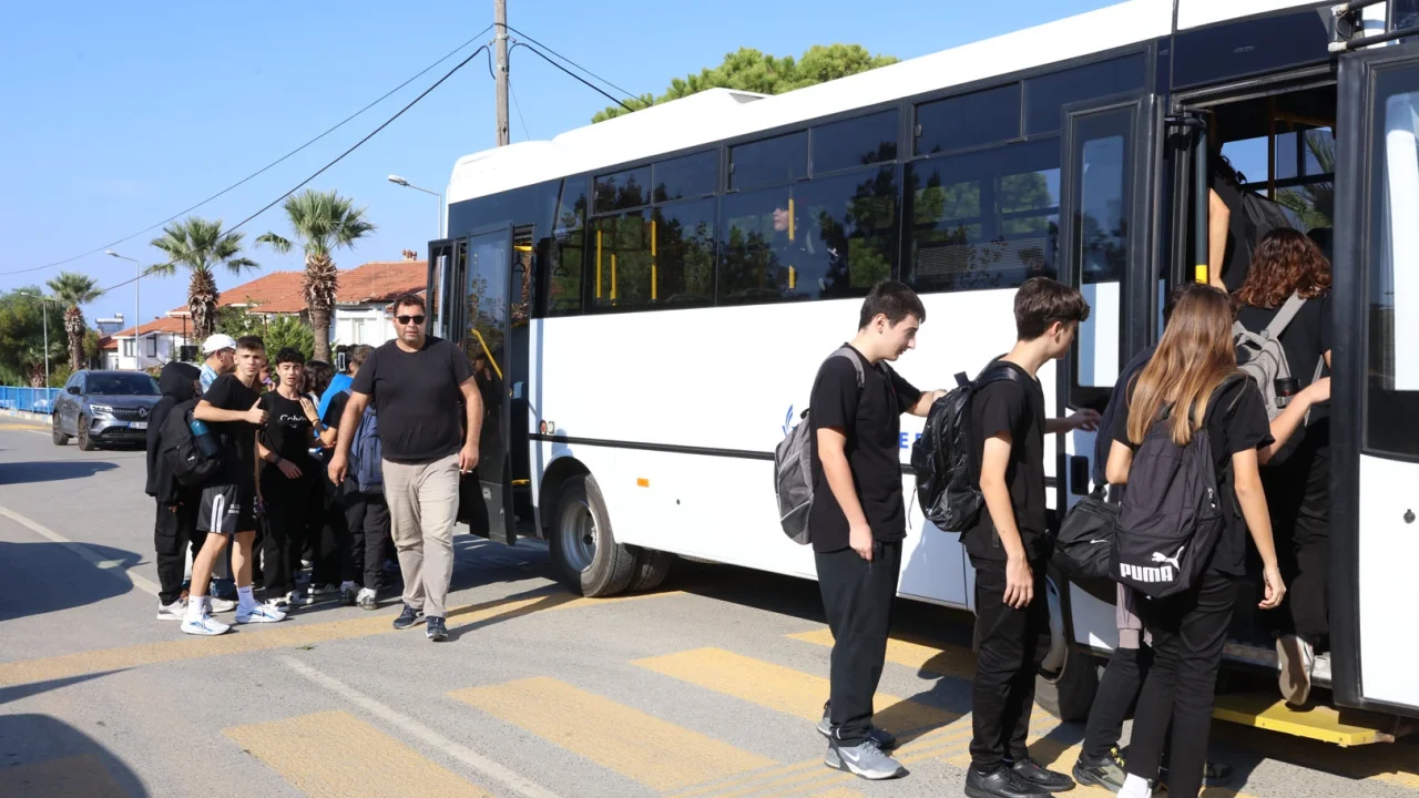 Güzelbahçe'de öğrencilere ücretsiz okul servisi -