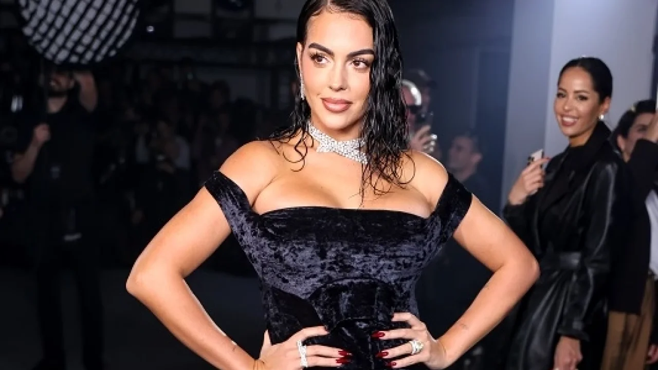 İspanyol model Rodriguez takılarıyla parladı -