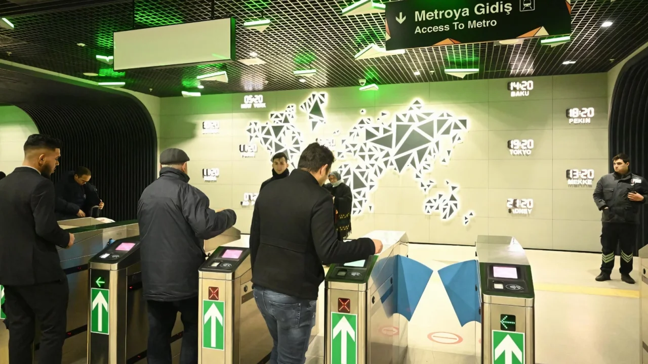İstanbul'da Gayrettepe-Arnavutköy metrosu rekor yolcuya ulaştı -