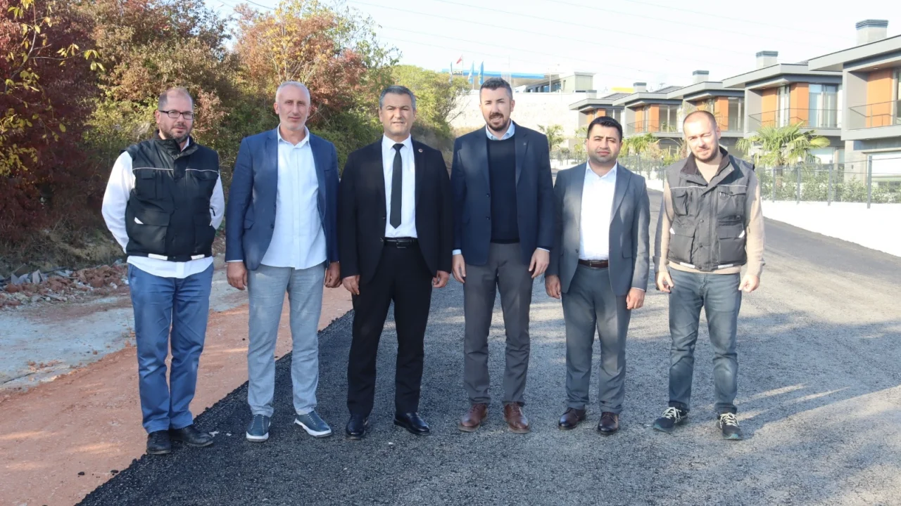 İzmit Belediyesi Kabaoğlu’ndaki sokakları tek tek çamurdan kurtarıyor -