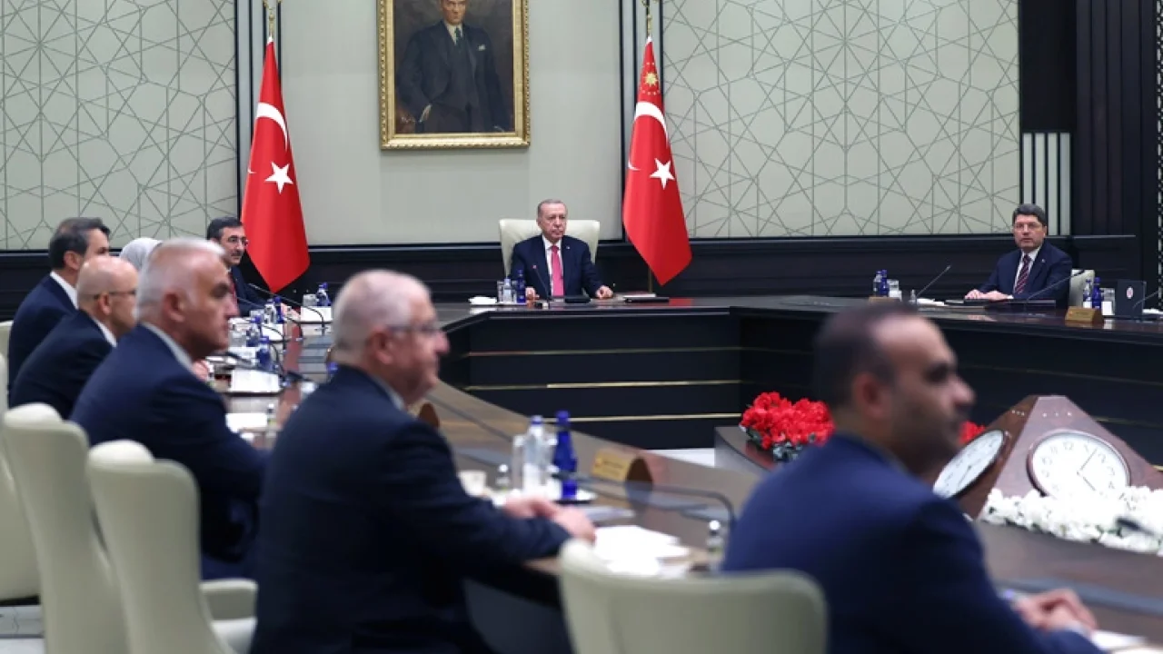Kabine toplanıyor -