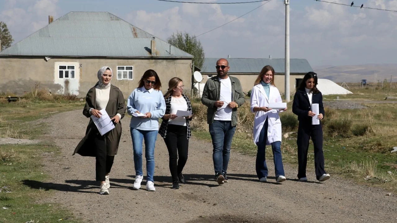 Muş'ta kız çocukları okusun diye sahadalar... Devamsız 4 kız öğrenci daha eğitime kazandırıldı -