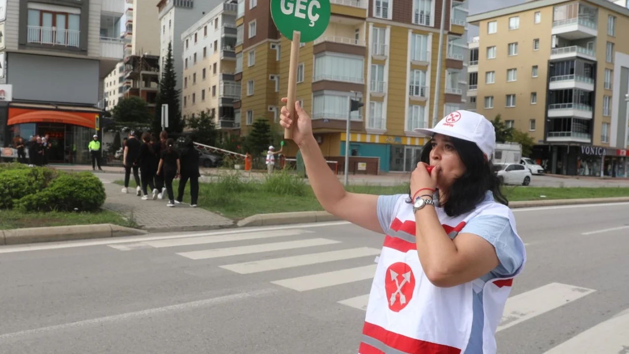 Samsun'da öğrenciler 'okul geçidi görevlisi' ile güvende -