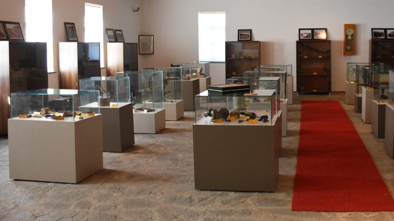 Samsun Ladik'te 84 yıllık eğitim materyalleri lisede sergileniyor -