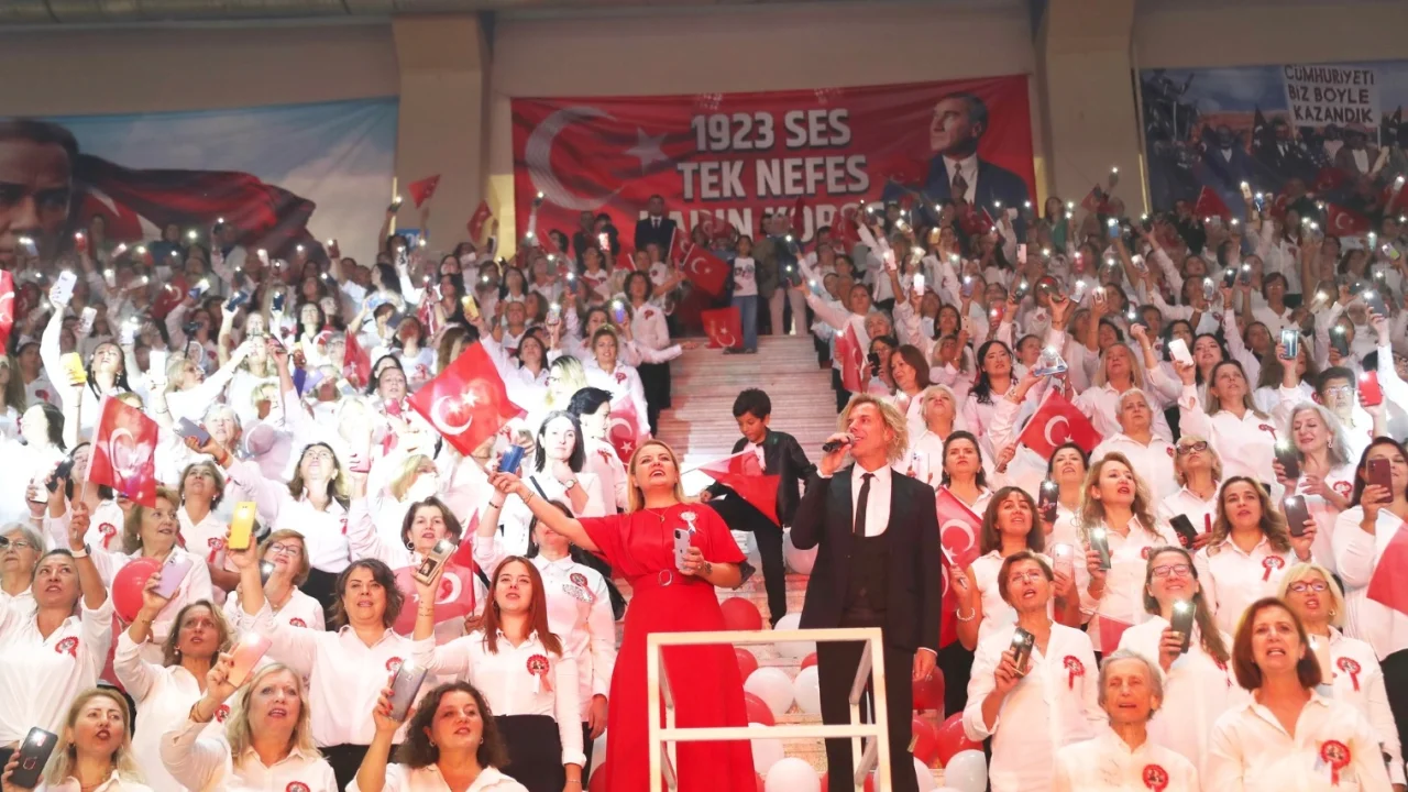 Soner Arıca İzmit'te Cumhuriyet için gönüllü sahne aldı -
