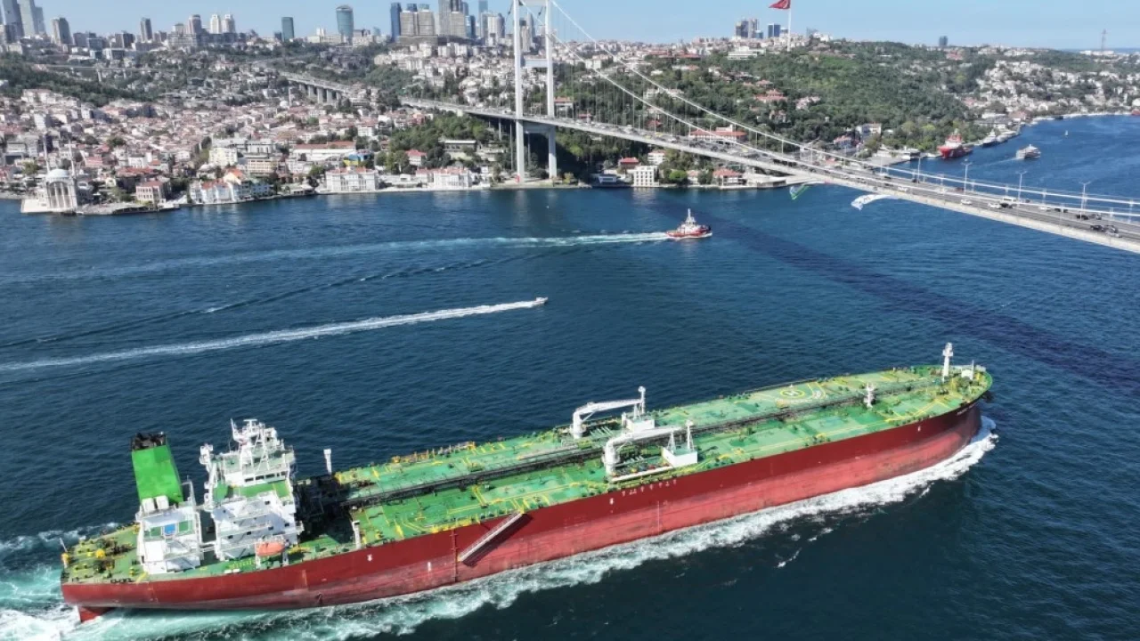 Türk boğazlarında hareketlilik... 20 yılda 2 milyona yakın gemi geçti -