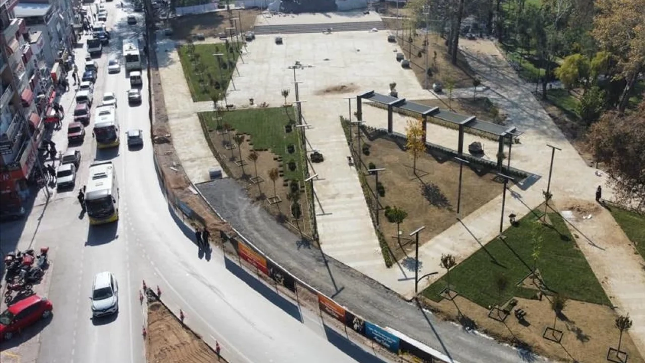 Yeni meydan Cumhuriyet Bayramına hazırlanıyor -