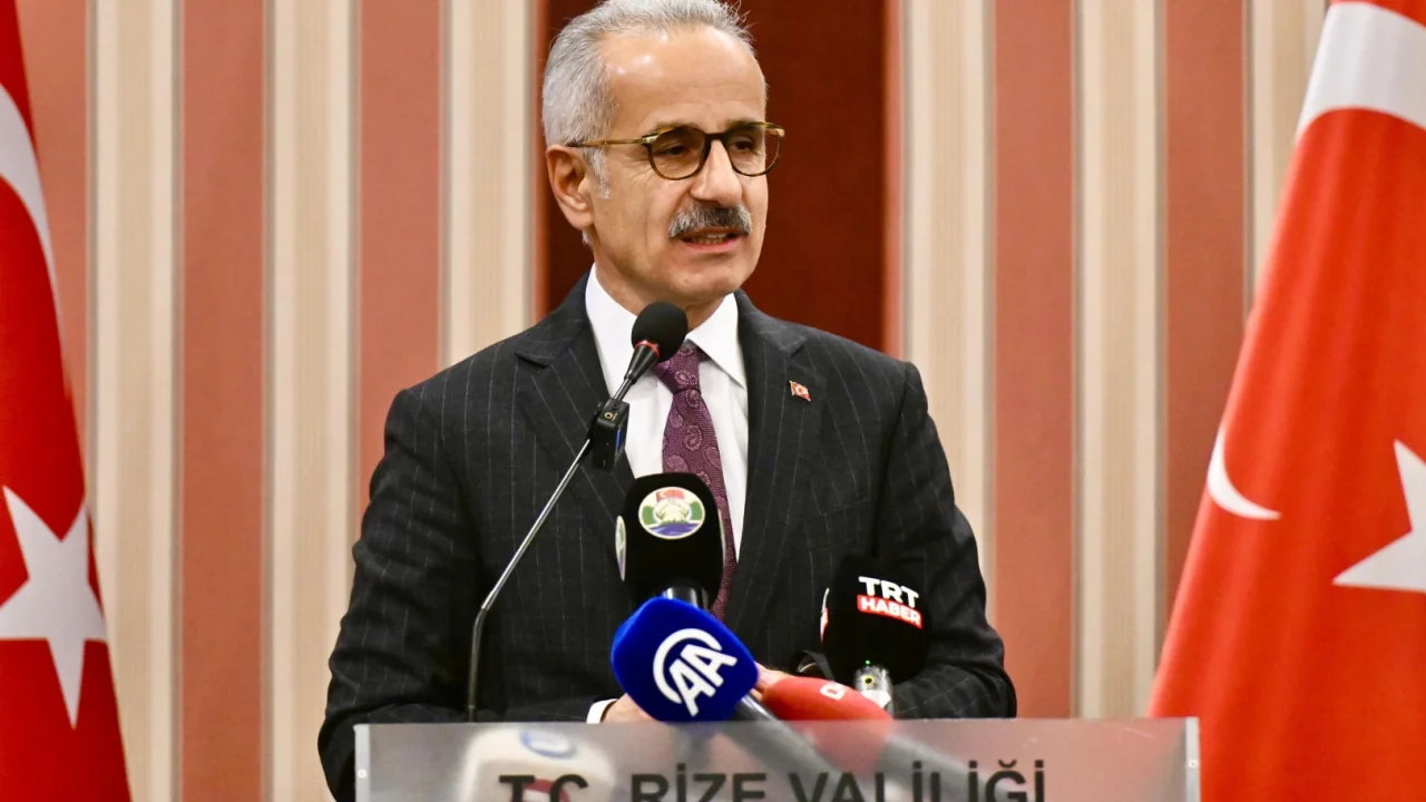 Bakan açıkladı... O havalimanının aydınlatma sistemi CAT-2'ye yükseltiliyor -